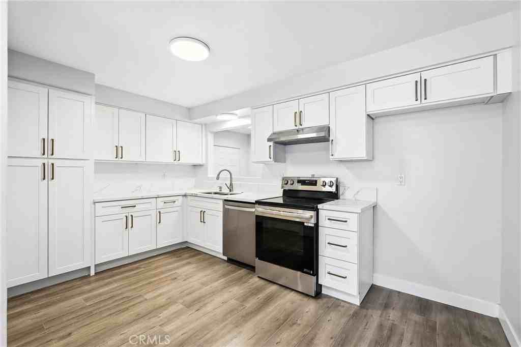 18932 Ballinger St - Photo 5 of 31