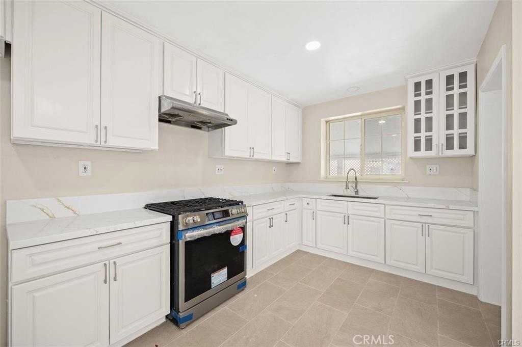 270 S Burton Ave - Photo 6 of 13