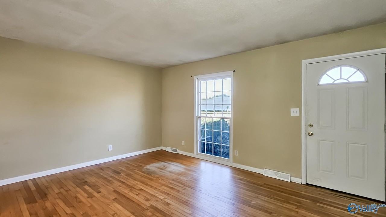 712 Larry Dr - Photo 5 of 39