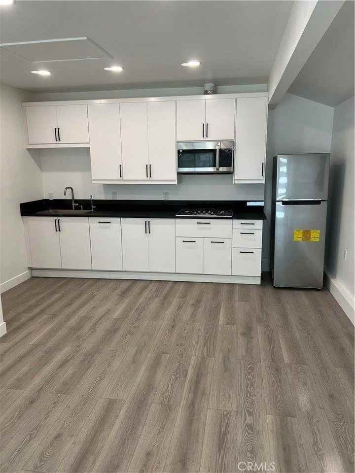 19851 Gresham St - Photo 2 of 10