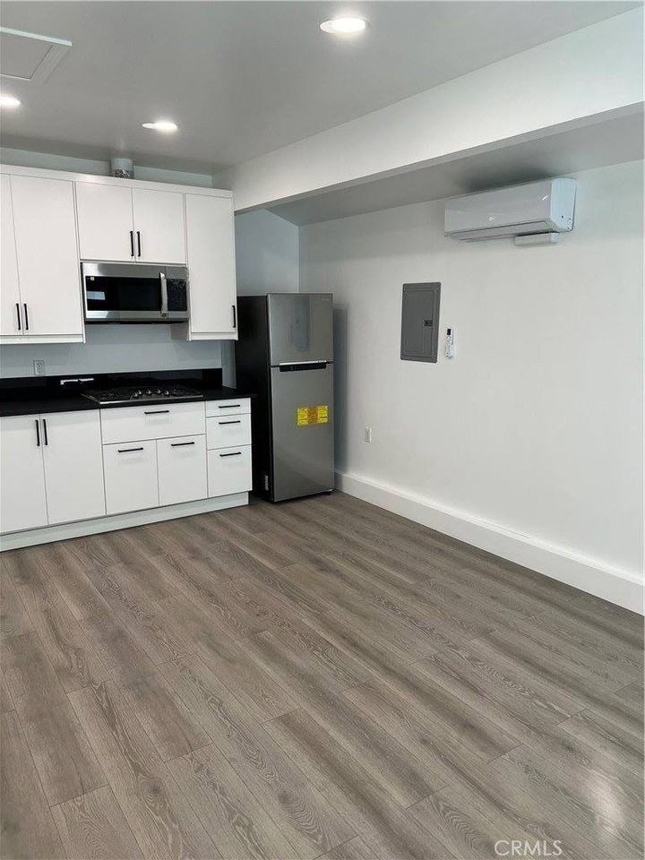 19851 Gresham St - Photo 3 of 10