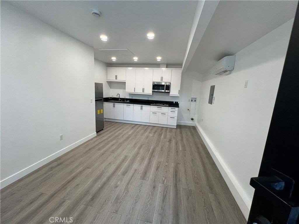 19851 Gresham St - Photo 4 of 10