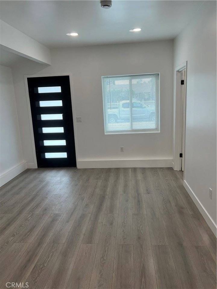 19851 Gresham St - Photo 5 of 10