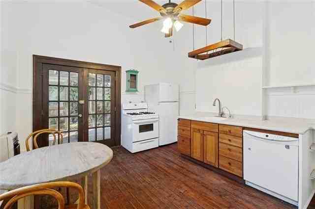 2525 Marengo St - Photo 6 of 14