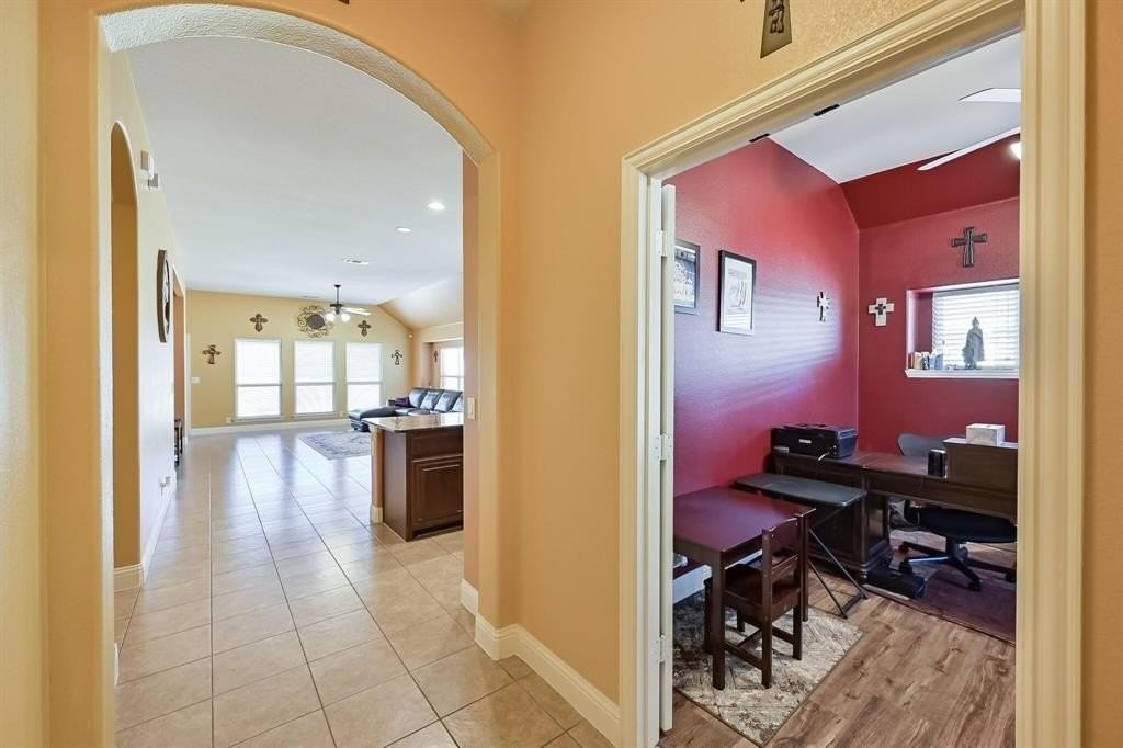 1108 Longhorn Dr - Photo 4 of 19