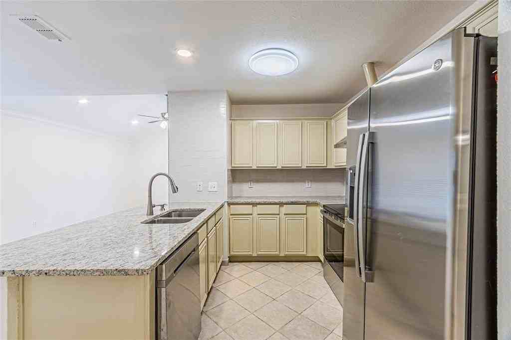 8028 Cannonwood Dr - Photo 3 of 31