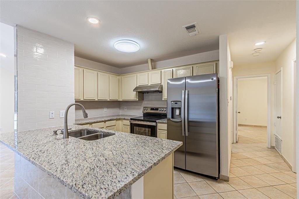 8028 Cannonwood Dr - Photo 2 of 31