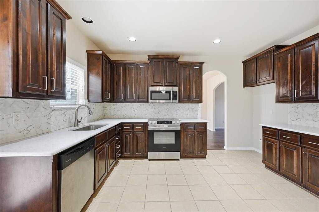 700 Ireland Way - Photo 3 of 21