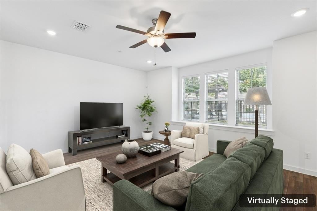 2700 Parkview Ct - Photo 3 of 39