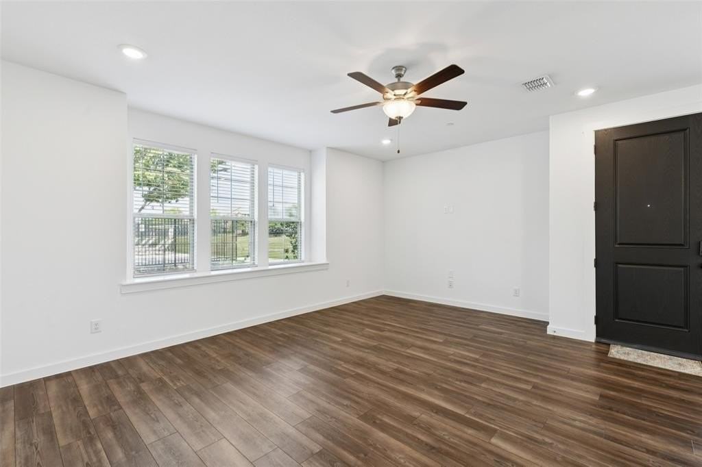 2700 Parkview Ct - Photo 5 of 39