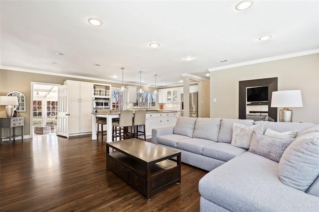 1114 Wicklow Dr - Photo 3 of 27