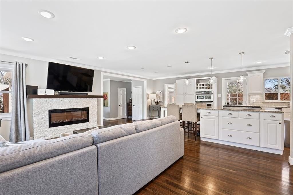 1114 Wicklow Dr - Photo 4 of 27