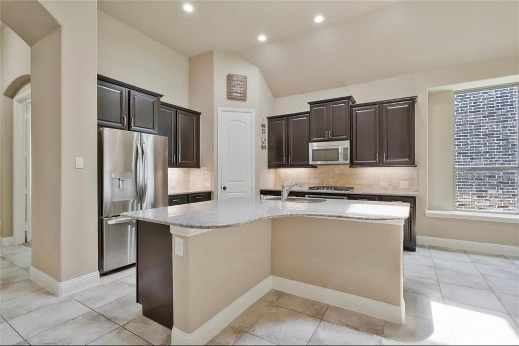 855 Forest St - Photo 6 of 36