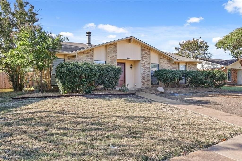 944 Longhorn Dr - Photo 2 of 28