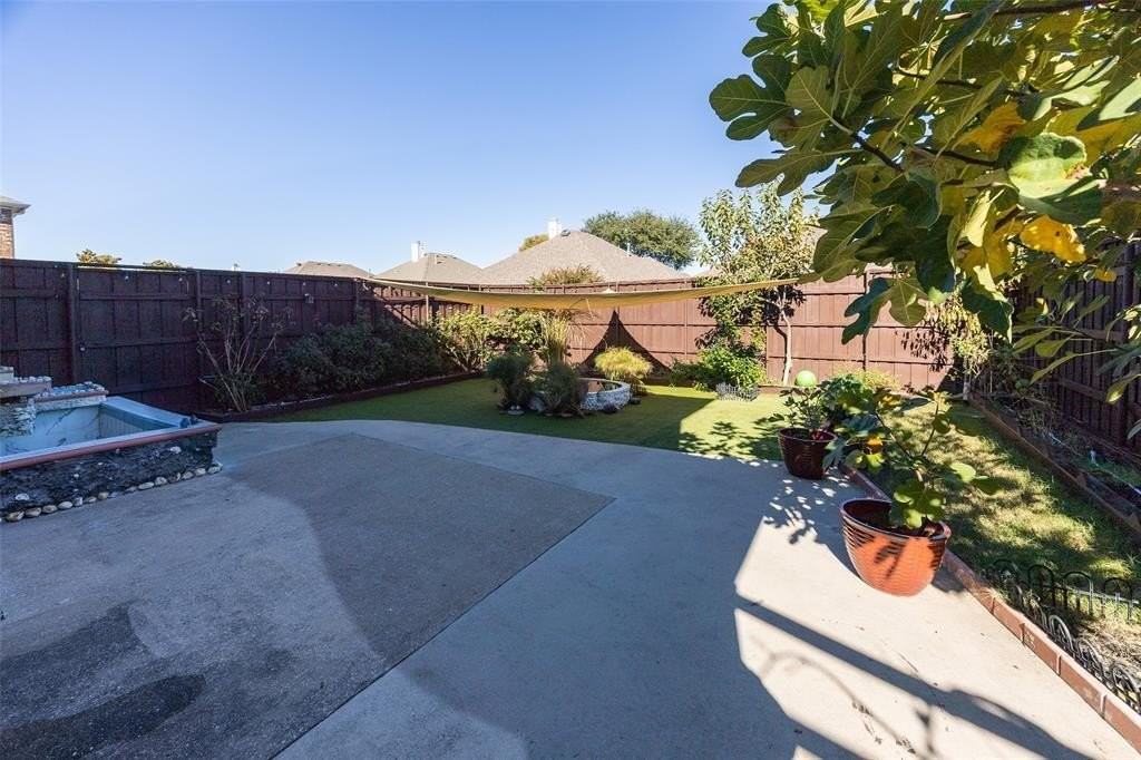 9216 Sterling Gate Dr - Photo 5 of 39