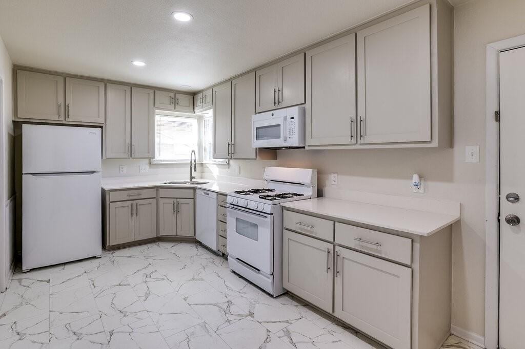 805 E Hammond St - Photo 4 of 17