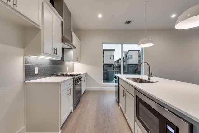 6017 Hudson St #101 - Photo 5 of 11