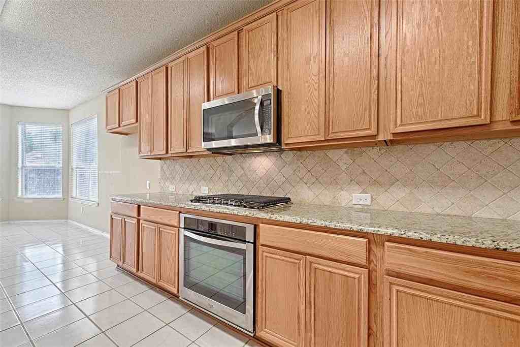 9701 Thorncliff Dr - Photo 4 of 33