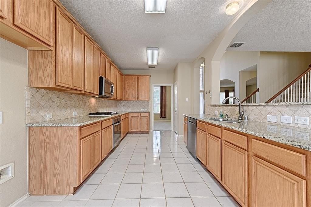 9701 Thorncliff Dr - Photo 6 of 33