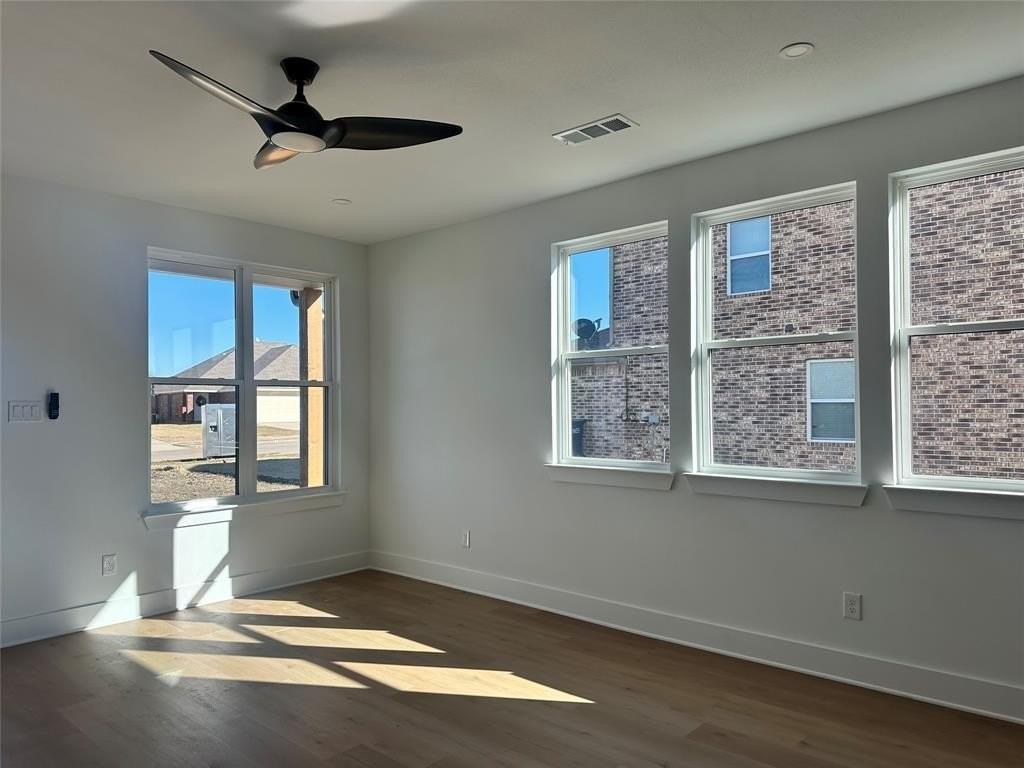 523 Harris St - Photo 4 of 19