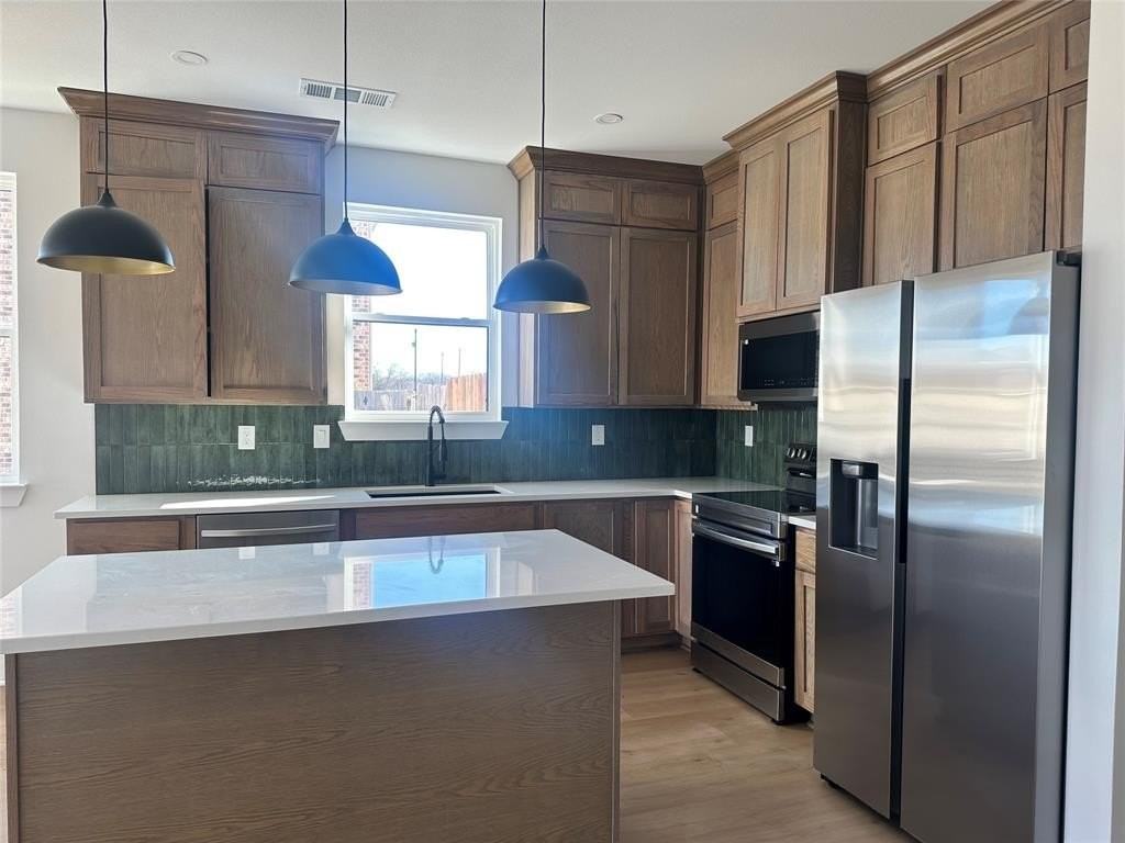 523 Harris St - Photo 6 of 19