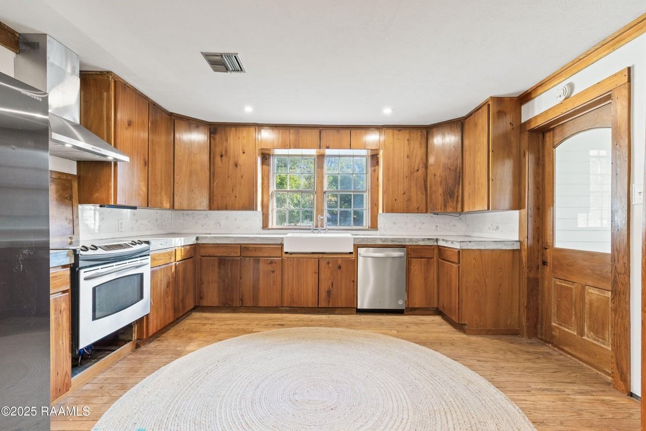 745 S Poydras St - Photo 6 of 17