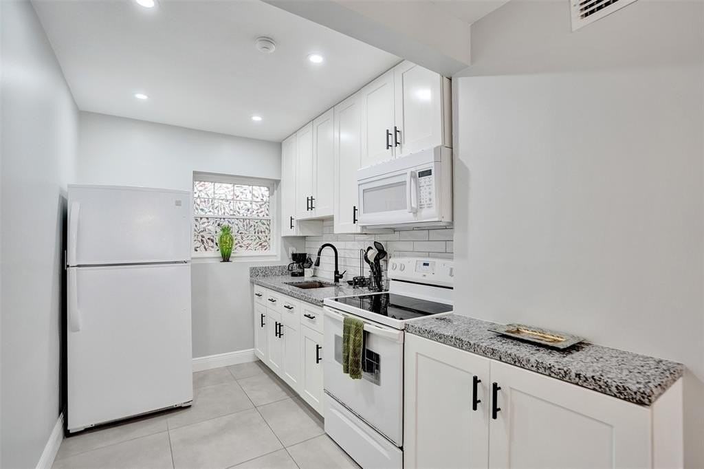 901 Se 14th Ct #3 - Photo 7 of 16