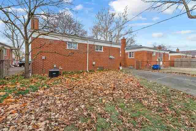 3945 Harding St - Photo 4 of 29