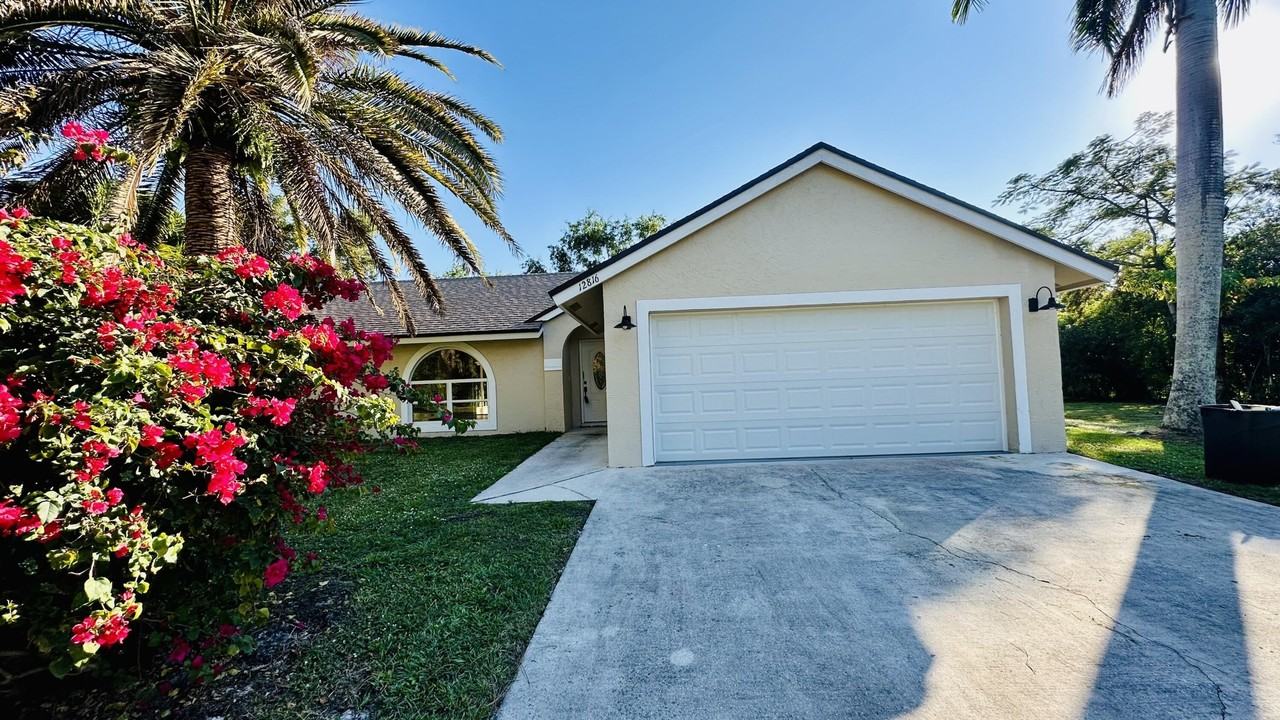 12816 67th St N - Photo 2 of 34