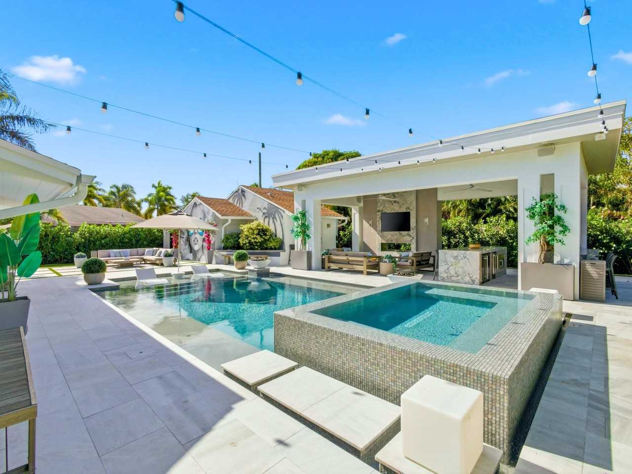 2210 NE 3rd Ave Avenue - Photo 2 of 50