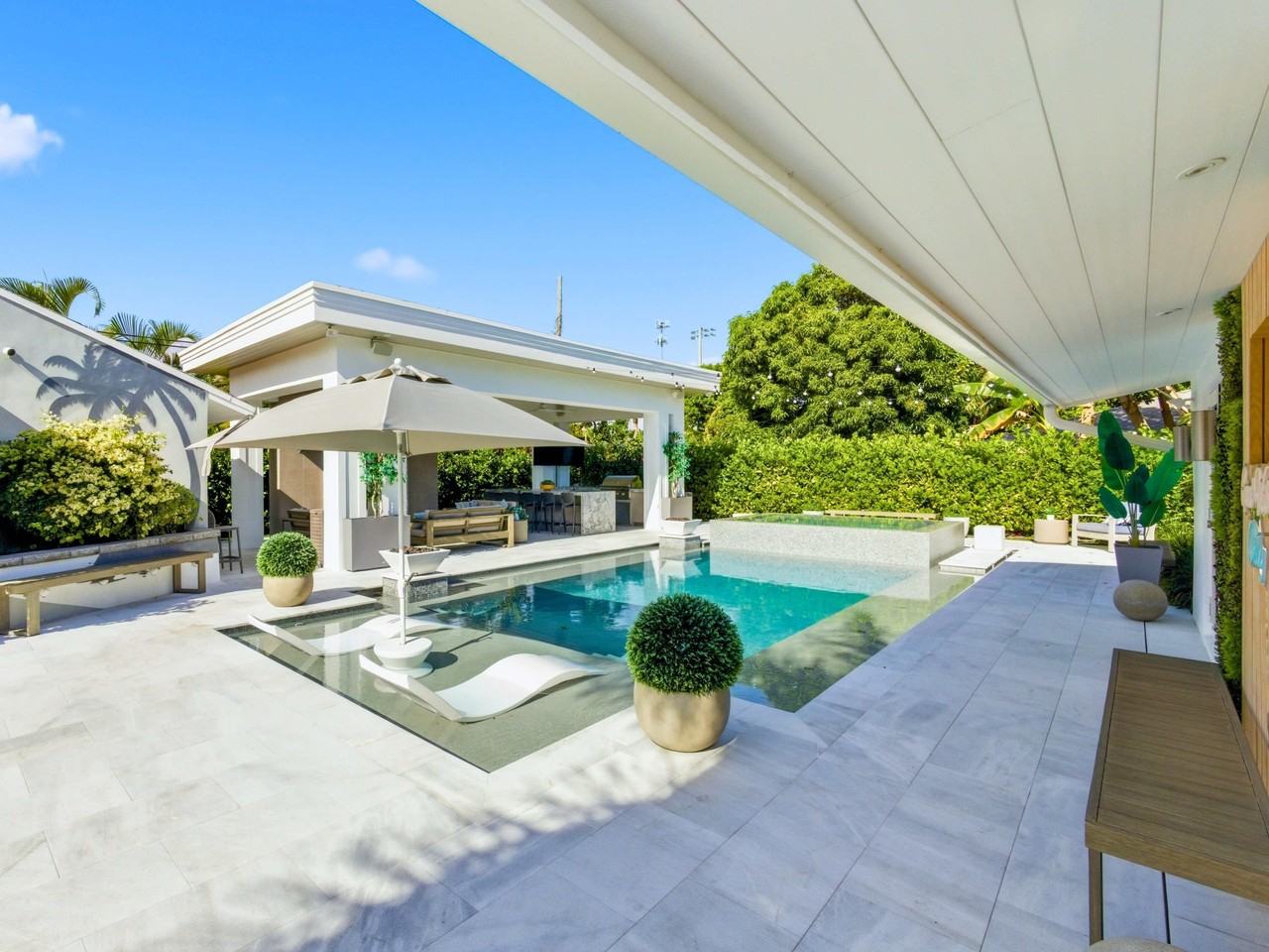 2210 NE 3rd Ave Avenue - Photo 4 of 50