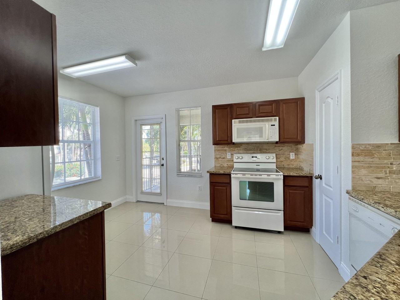 1110 Belmont Pl - Photo 5 of 23