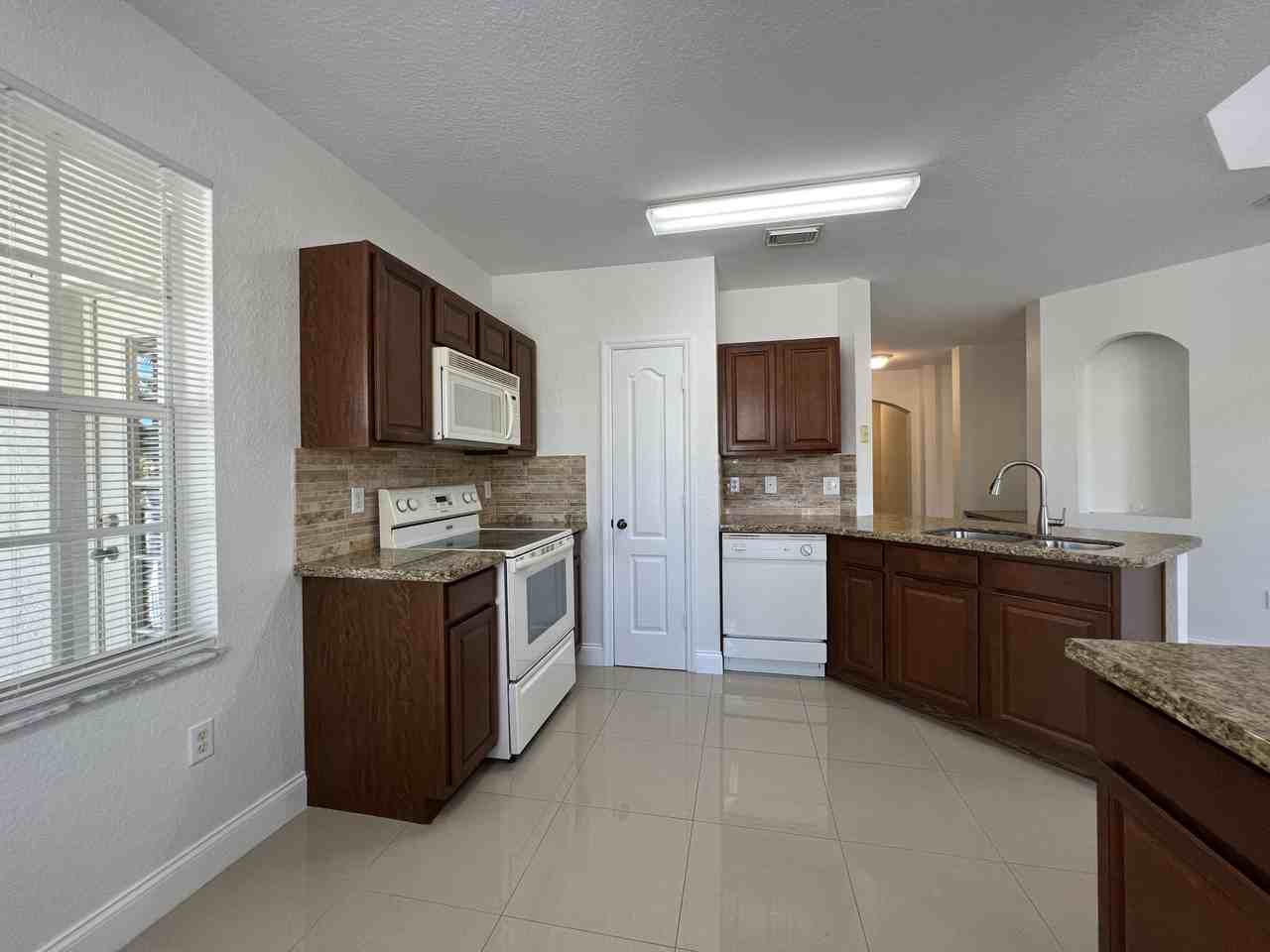 1110 Belmont Pl - Photo 7 of 23