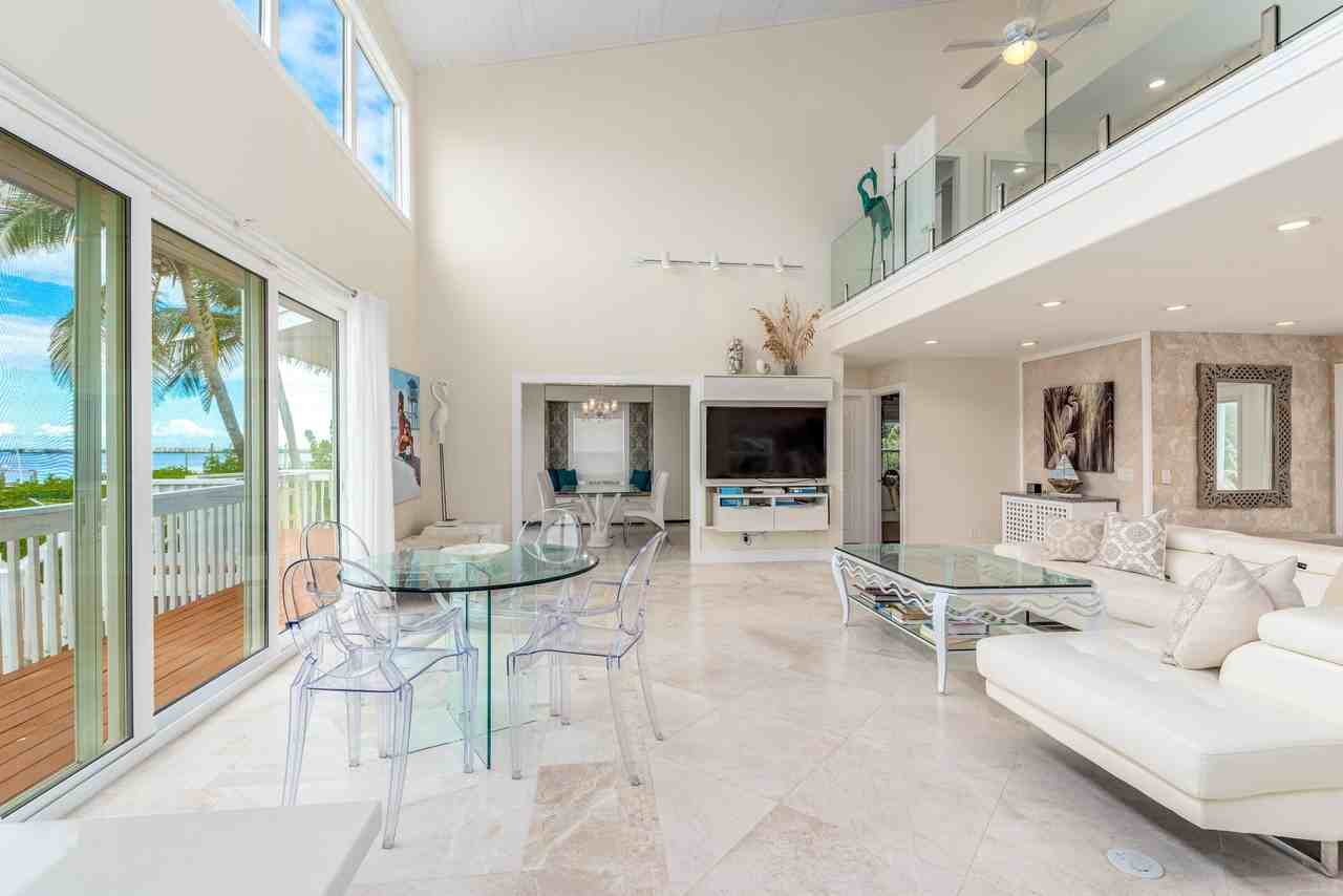 1470 Se Macarthur Blvd - Photo 3 of 15