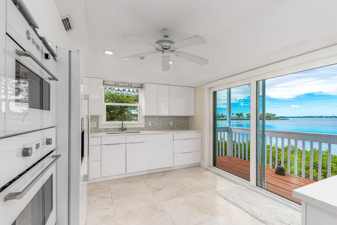 1470 Se Macarthur Blvd - Photo 5 of 15