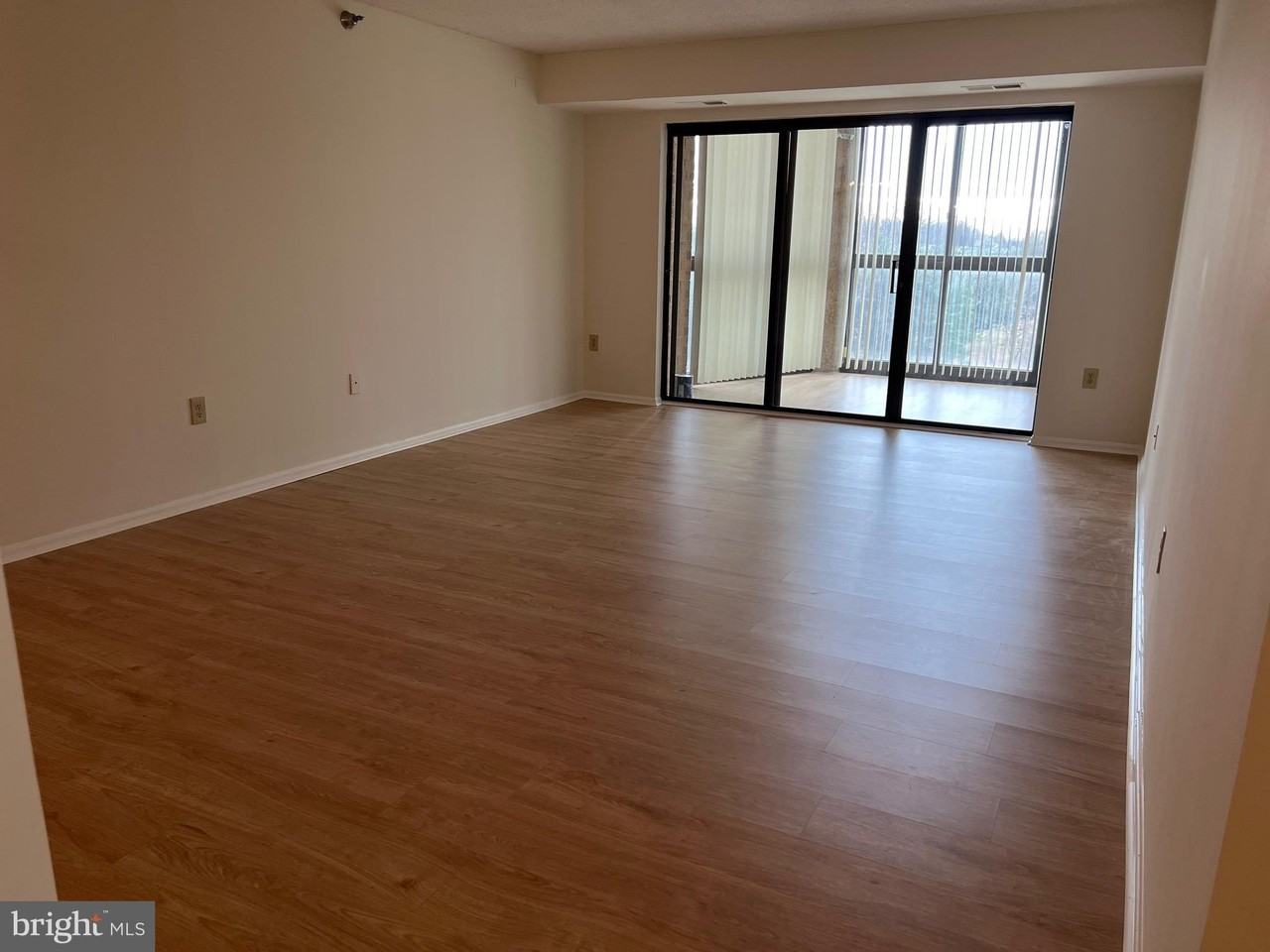 15100 Interlachen Dr Unit 4-709 #4-709 - Photo 3 of 18