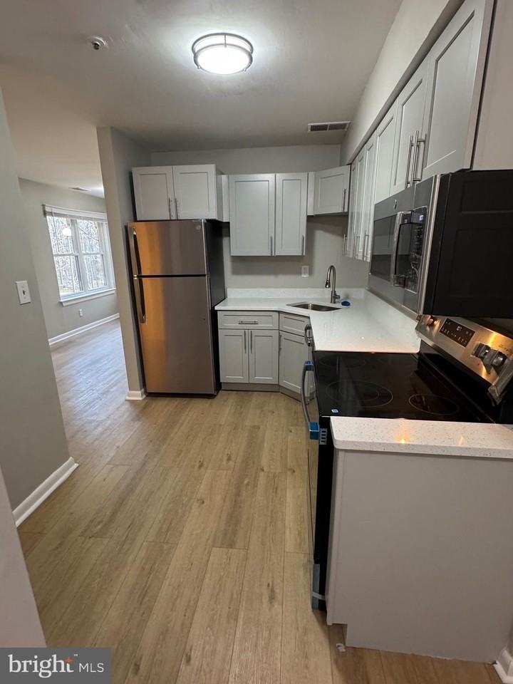 13409 Shady Knoll Dr Apt 113 #113 - Photo 6 of 16