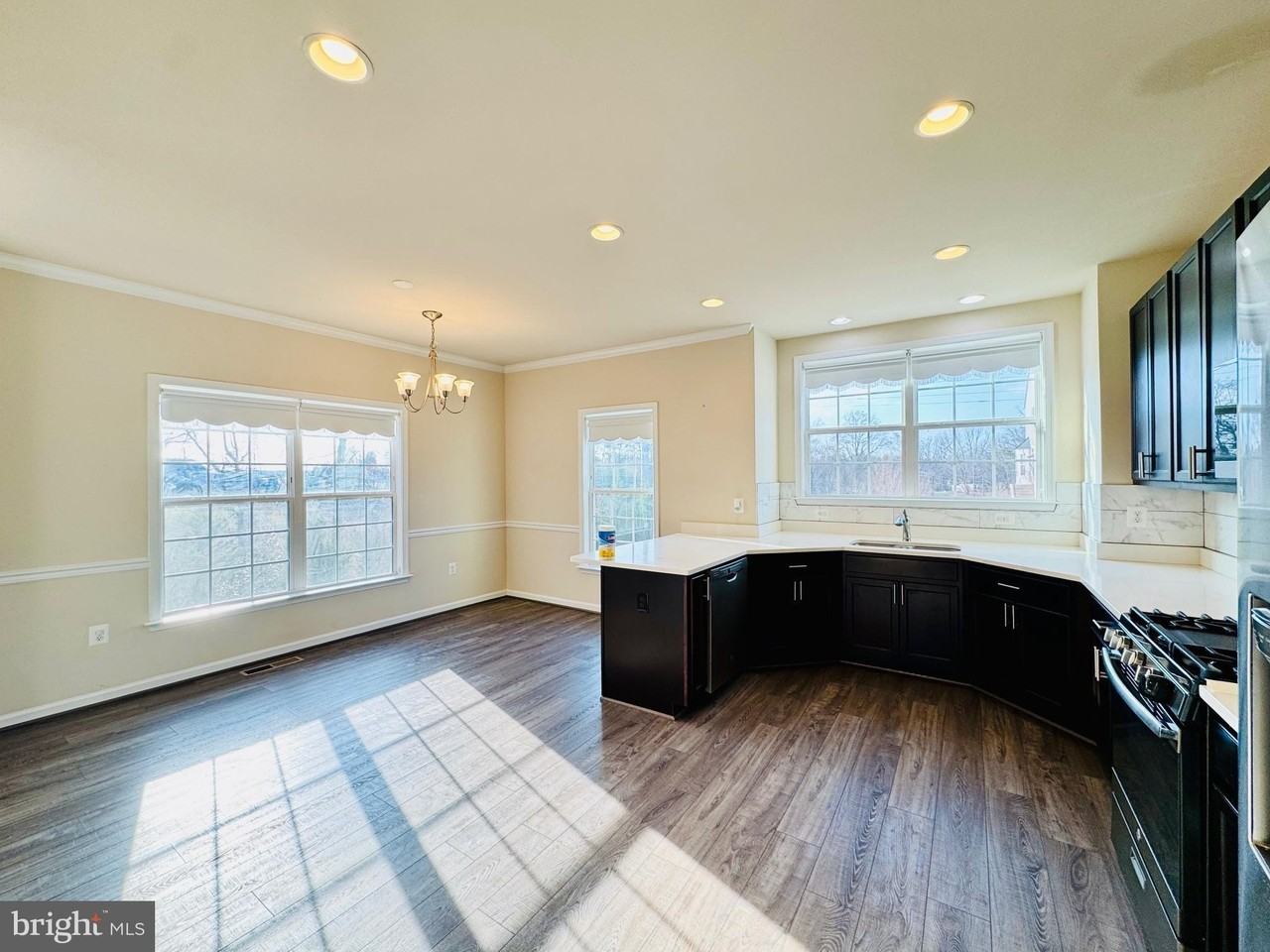 3353 Broker Ln - Photo 5 of 48