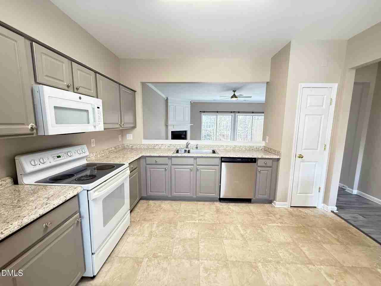 412 Canyon Lake Cir - Photo 7 of 31