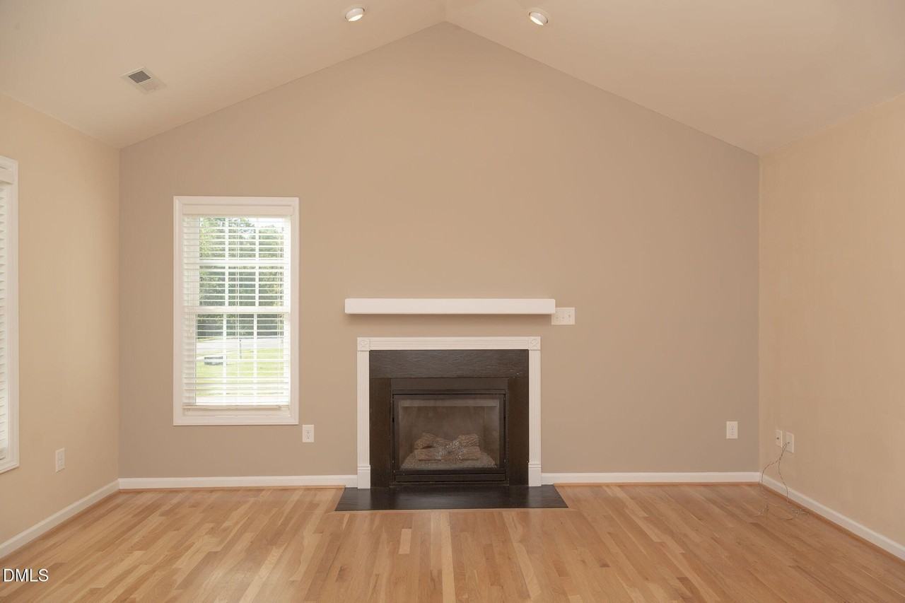 107 W Sebastian Ct - Photo 5 of 35