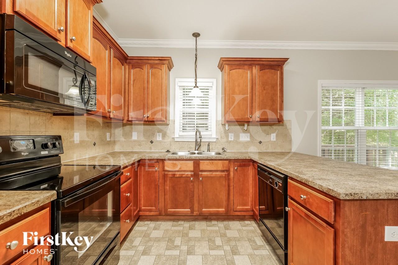 1205 Crabtree Dr - Photo 5 of 15