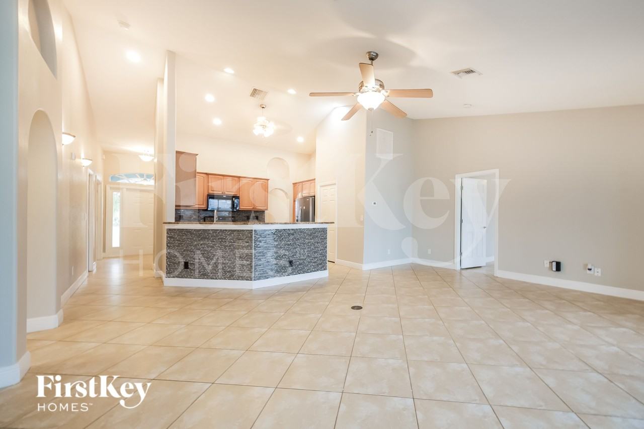 346 Ne 23rd St - Photo 3 of 16