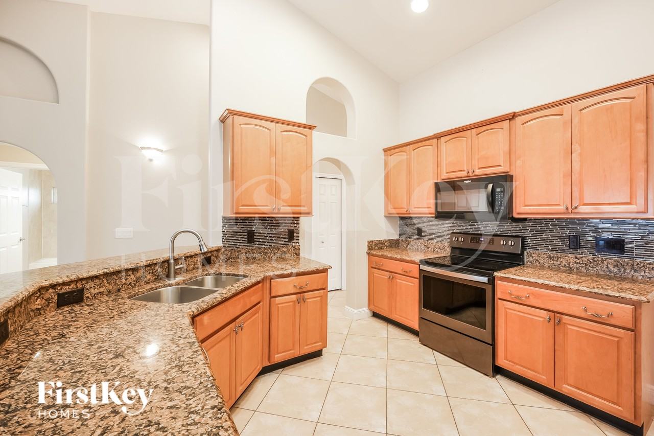 346 Ne 23rd St - Photo 5 of 16