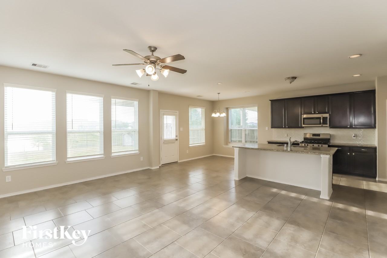 5010 Naples Grove Ln - Photo 3 of 15