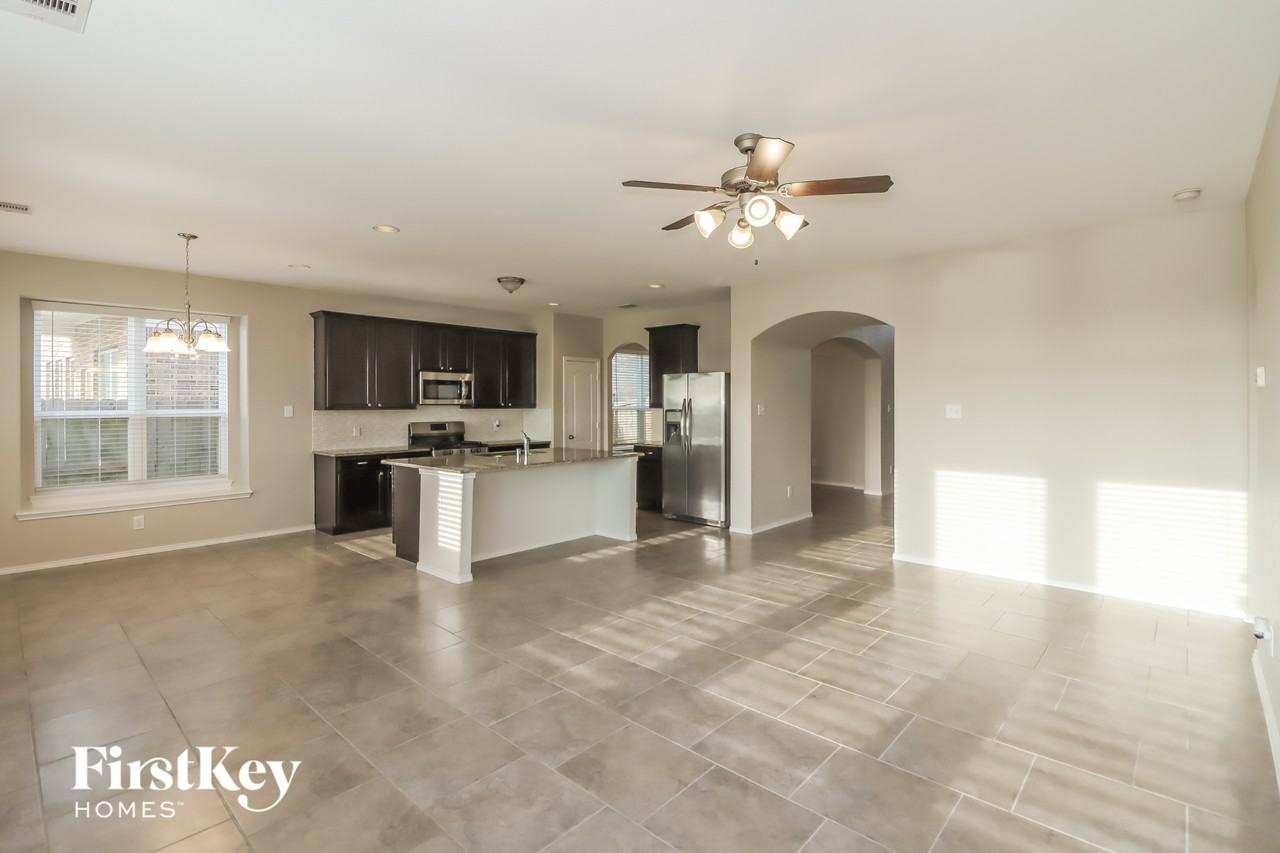 5010 Naples Grove Ln - Photo 4 of 15