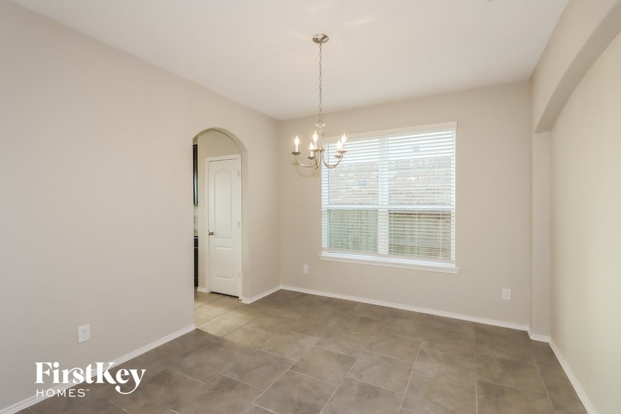 5010 Naples Grove Ln - Photo 5 of 15