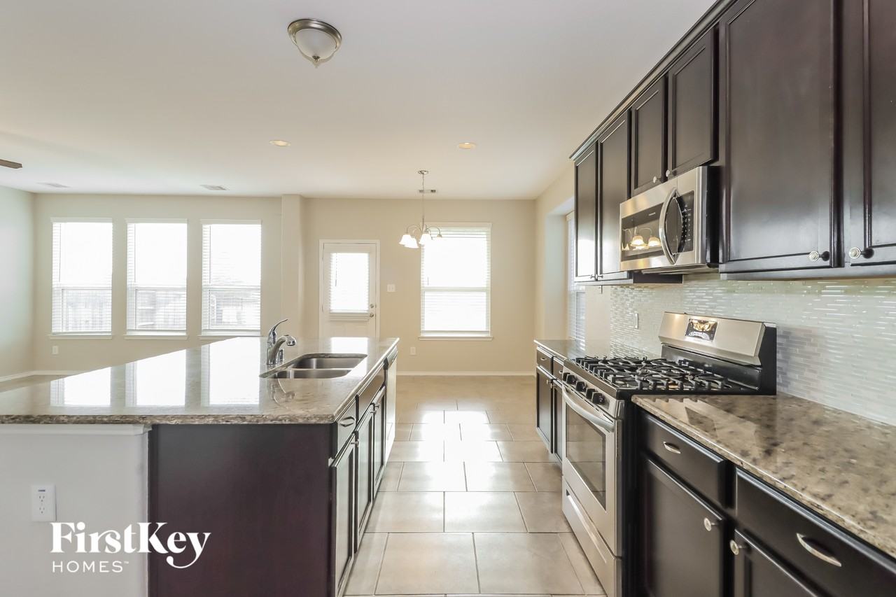 5010 Naples Grove Ln - Photo 7 of 15