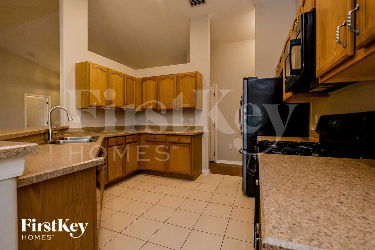 13024 Baybrook Ln - Photo 4 of 15