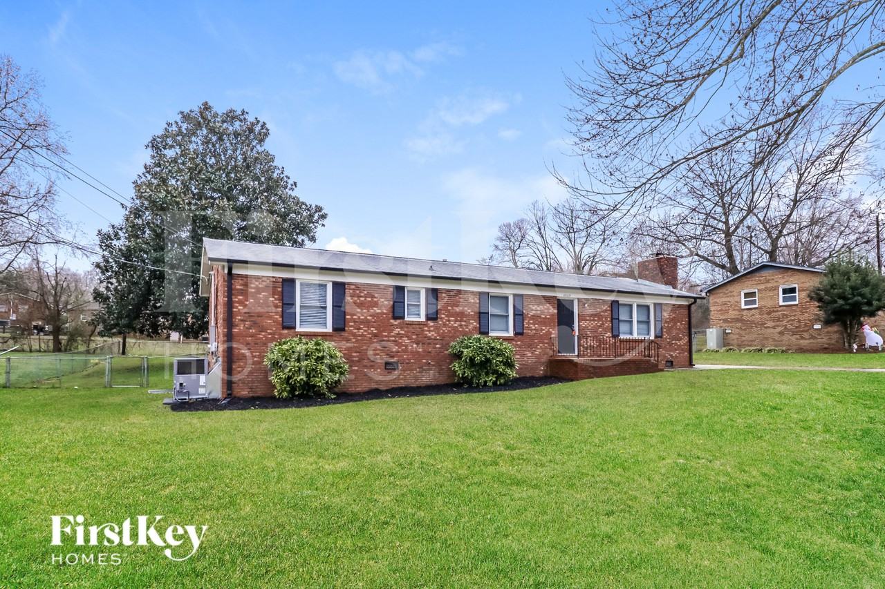 4809 Maplecrest Dr - Photo 2 of 15