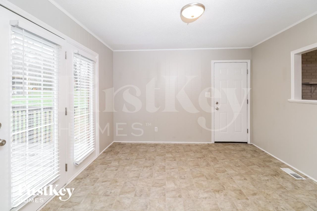 4809 Maplecrest Dr - Photo 5 of 15